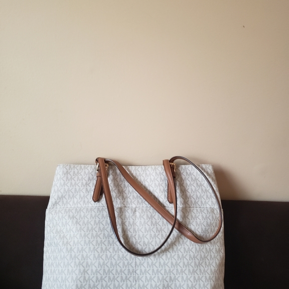 MK handbag ๐ - Picture 3 of 13